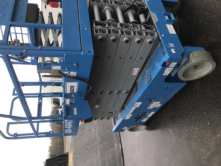 2019 Genie GS-4047 Folding rails with half height swing gate
