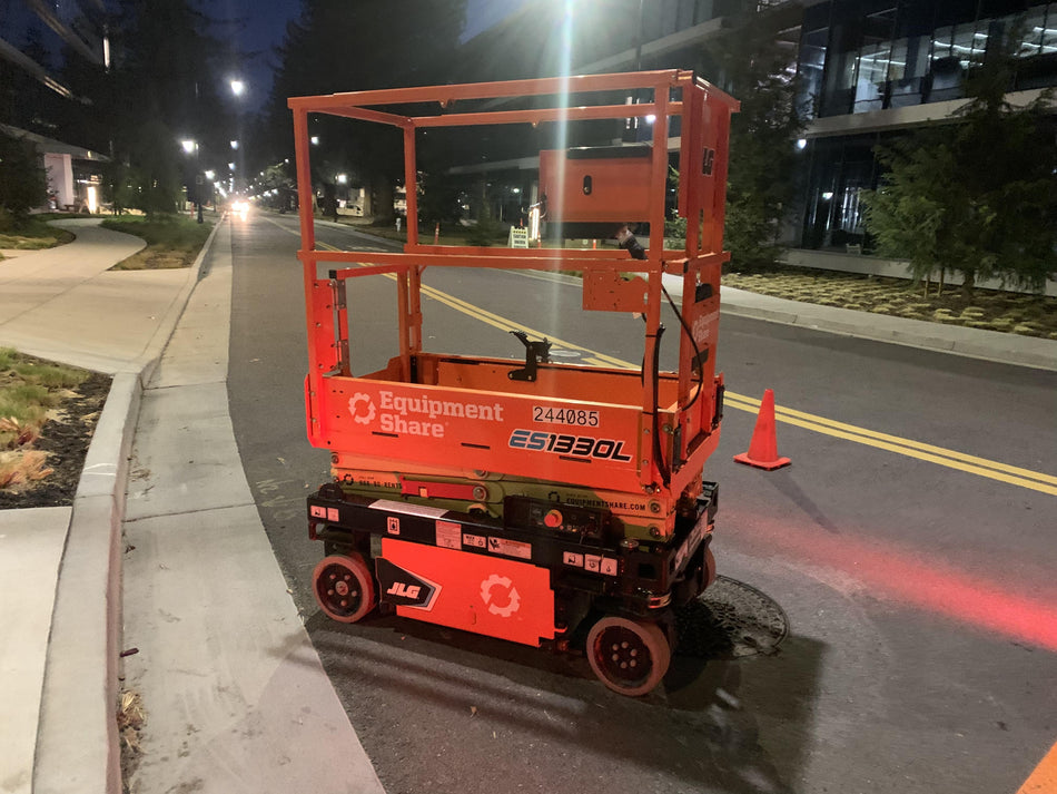 2022 JLG ES1330L