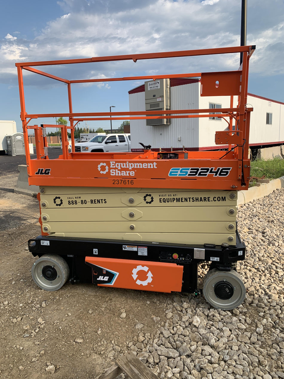 2022 JLG ES3246