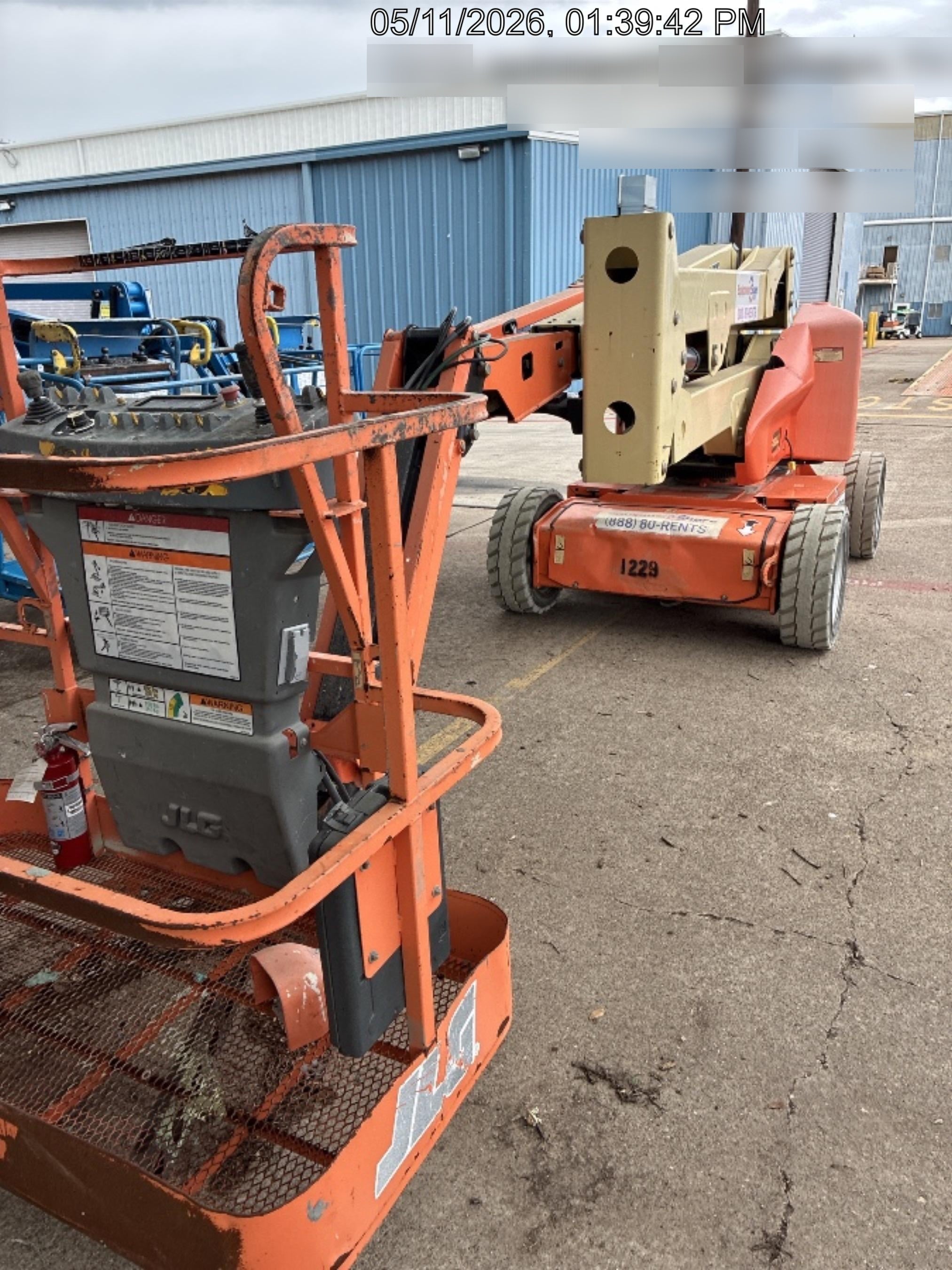 2016 JLG E450AJ