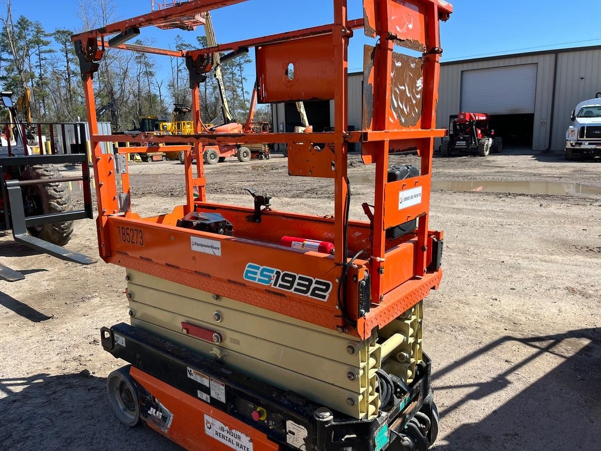 2021 JLG ES1932