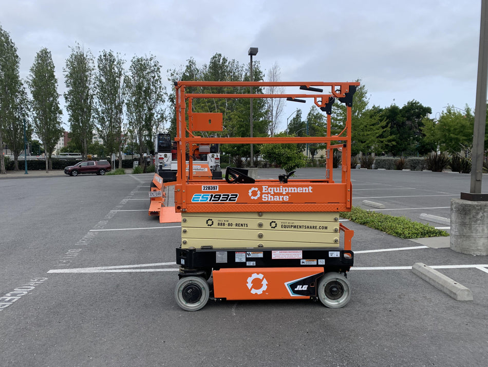 2022 JLG ES1932