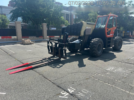 2021 JLG 1075