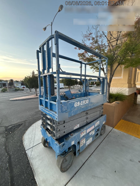 2020 Genie GS-1930 Solid Non Marking Tires, Beacon, Folding rails with half height swing gate, 800W Inverter