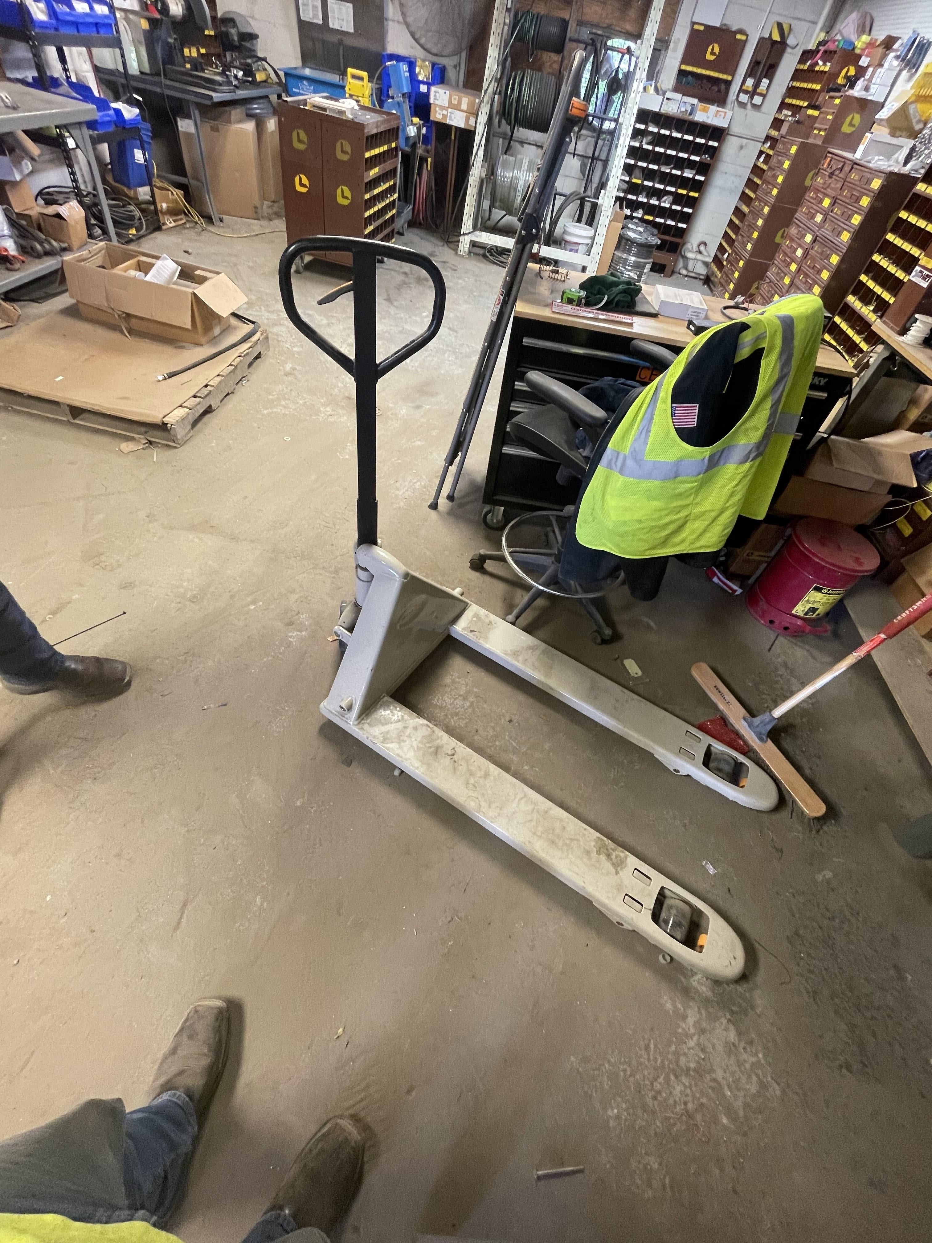 2023 CROWN 5,500lb Manual Pallet Jack - Crown