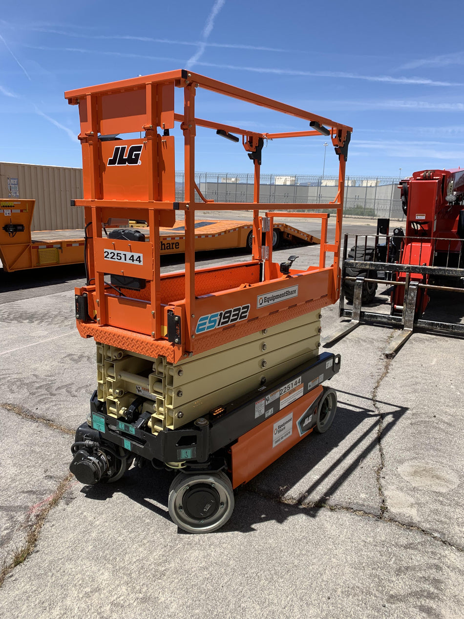 2022 JLG ES1932
