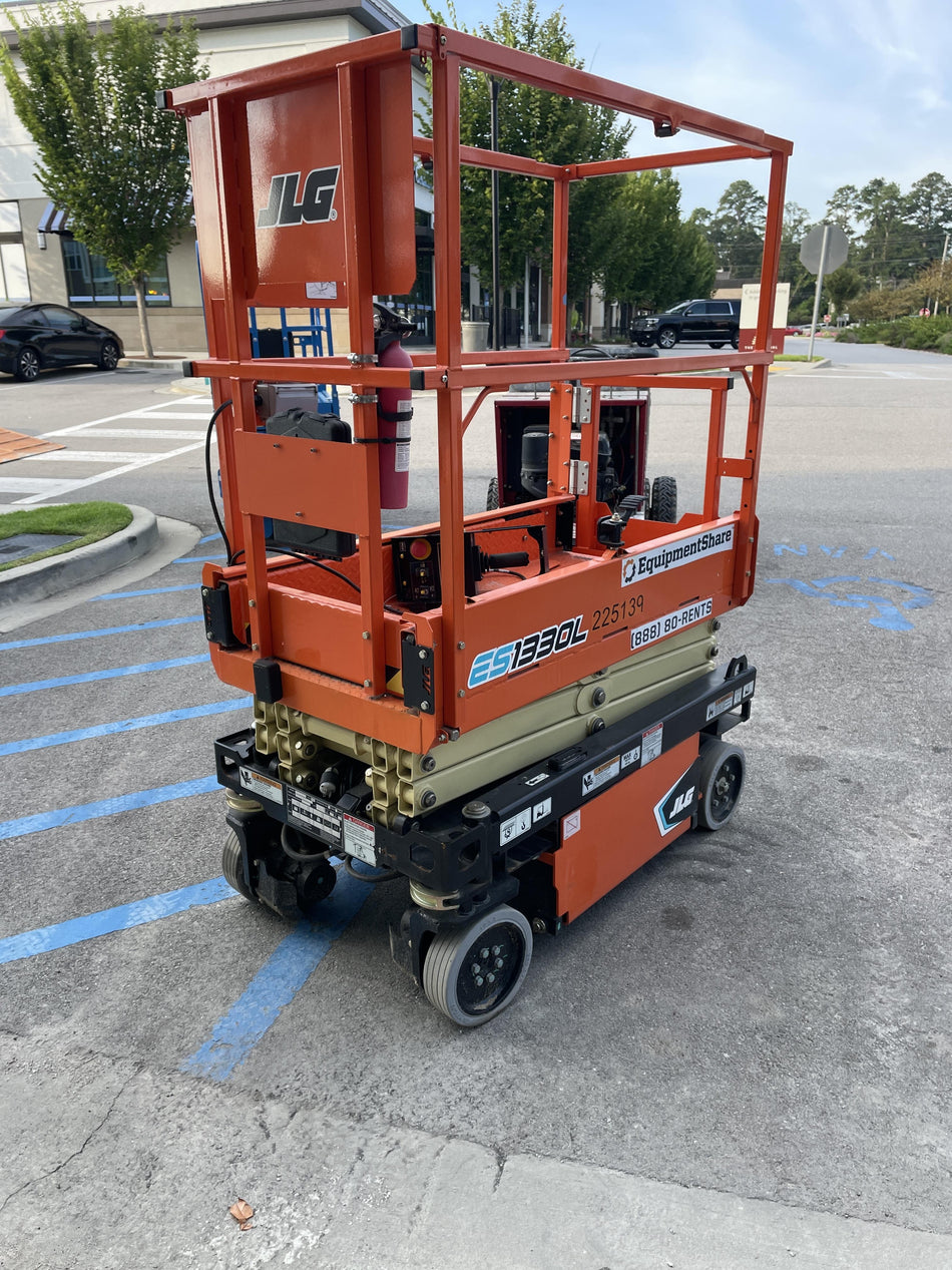 2022 JLG ES1330L