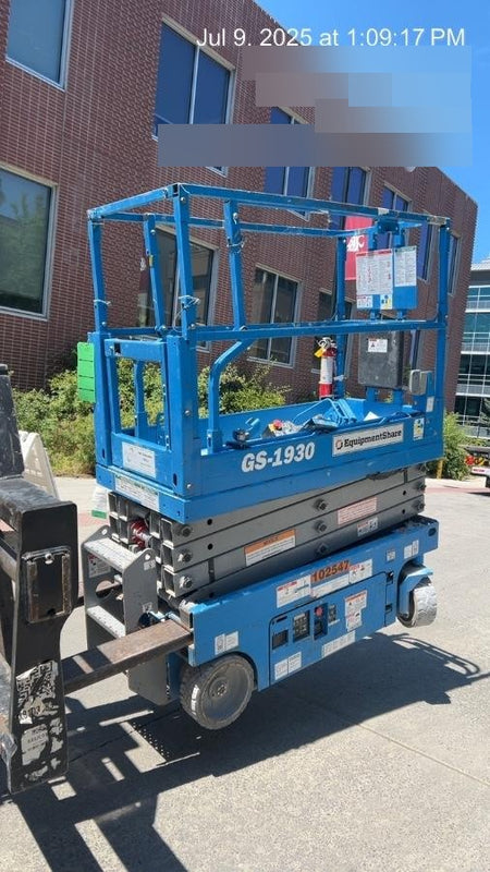 2020 Genie GS-1930 Solid Non Marking Tires, Beacon, Folding rails with half height swing gate, 800W Inverter