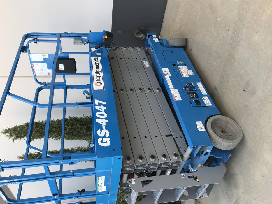 2019 Genie GS-4047 Folding rails with half height swing gate