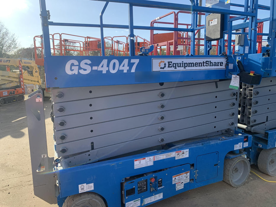 2019 Genie GS-4047 Folding rails with half height swing gate