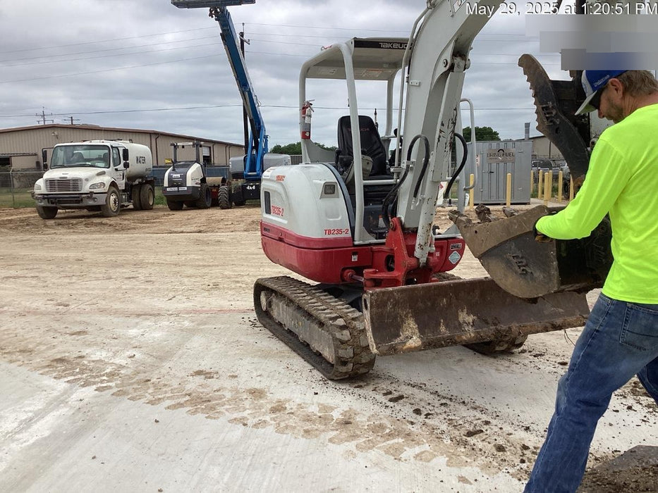 2021 TAKEUCHI TB235-2R