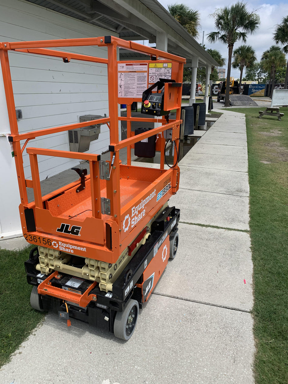 2022 JLG ES1330L