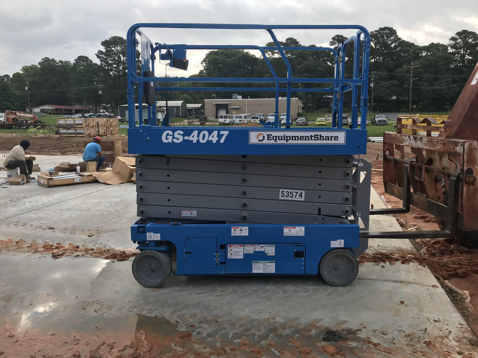 2019 Genie GS-4047 Folding rails with half height swing gate