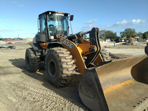 2018 Case 821G CLOSED CAB, JRB 418 STYLE HYD COUPLER