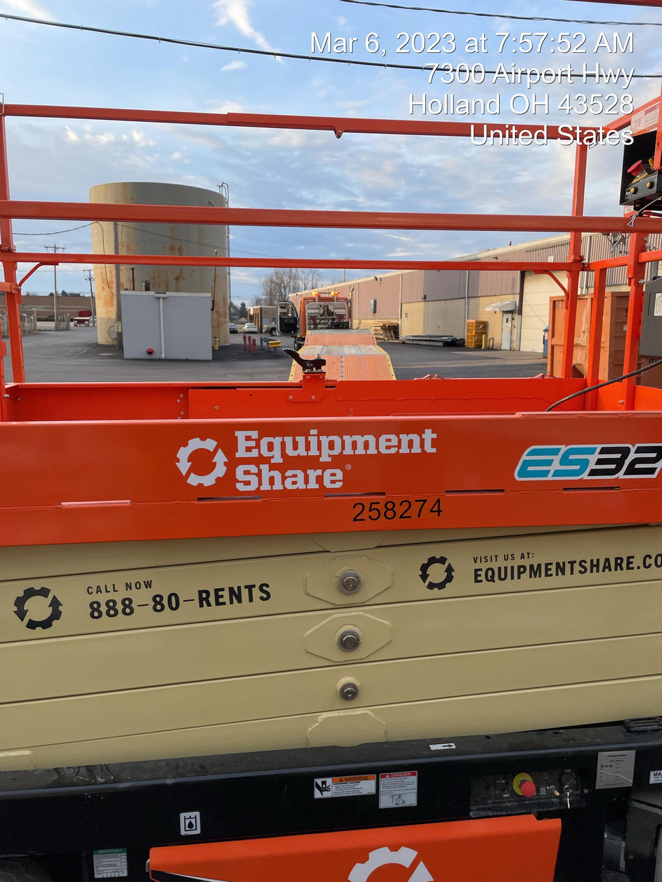 2022 JLG ES3246