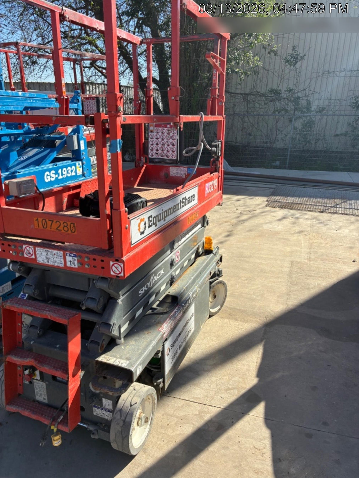 2020 Skyjack SJIII-3219 Solid NM Tires, Half height spring hinged entry gate, Dual Beacons, 800W Inverter