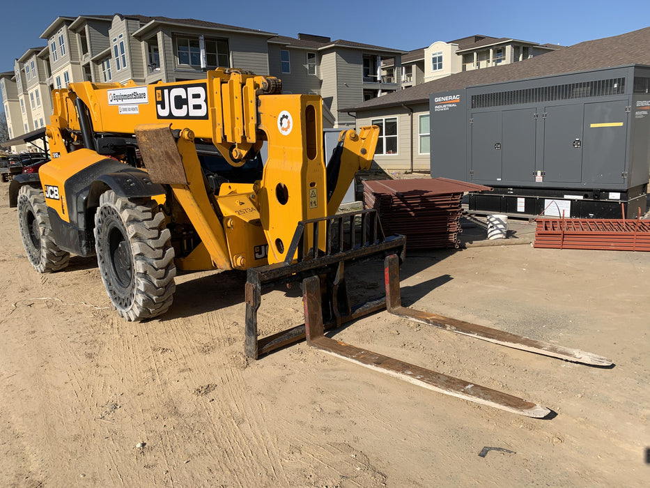 2019 JCB 512-56 109 HP w/CAB/HVAC, Beacon, Aux Hydraulics, Worklights, Solid Tires w/60" Carriage/Forks