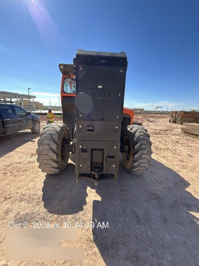 2021 JLG 1075