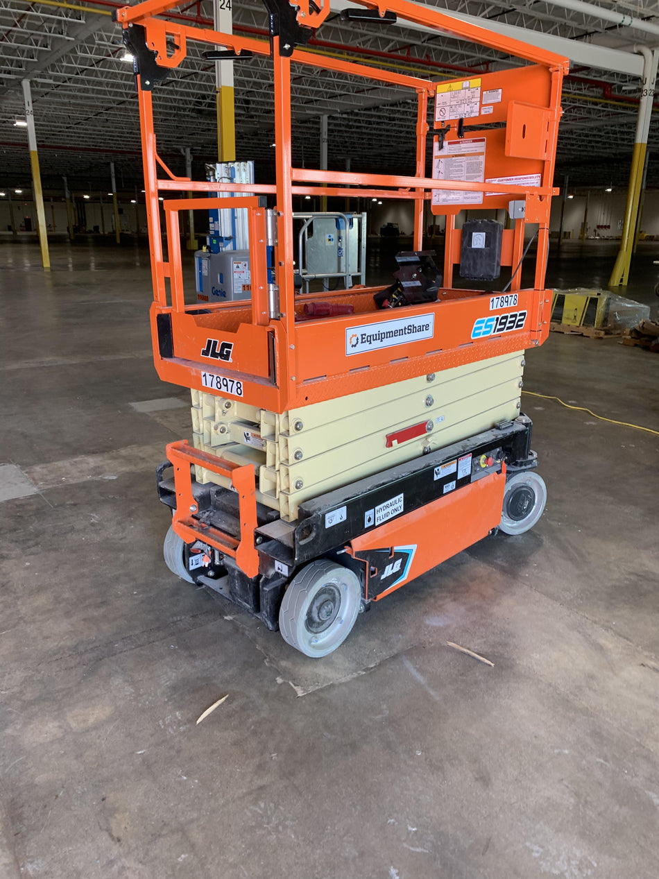2021 JLG ES1932