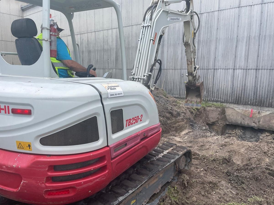 2021 TAKEUCHI TB250-2
