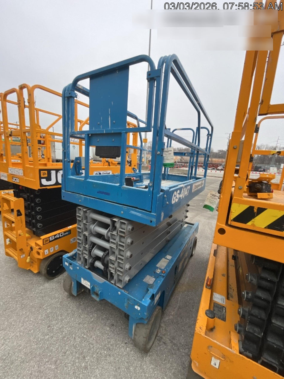 2019 Genie GS-4047 Folding rails with half height swing gate