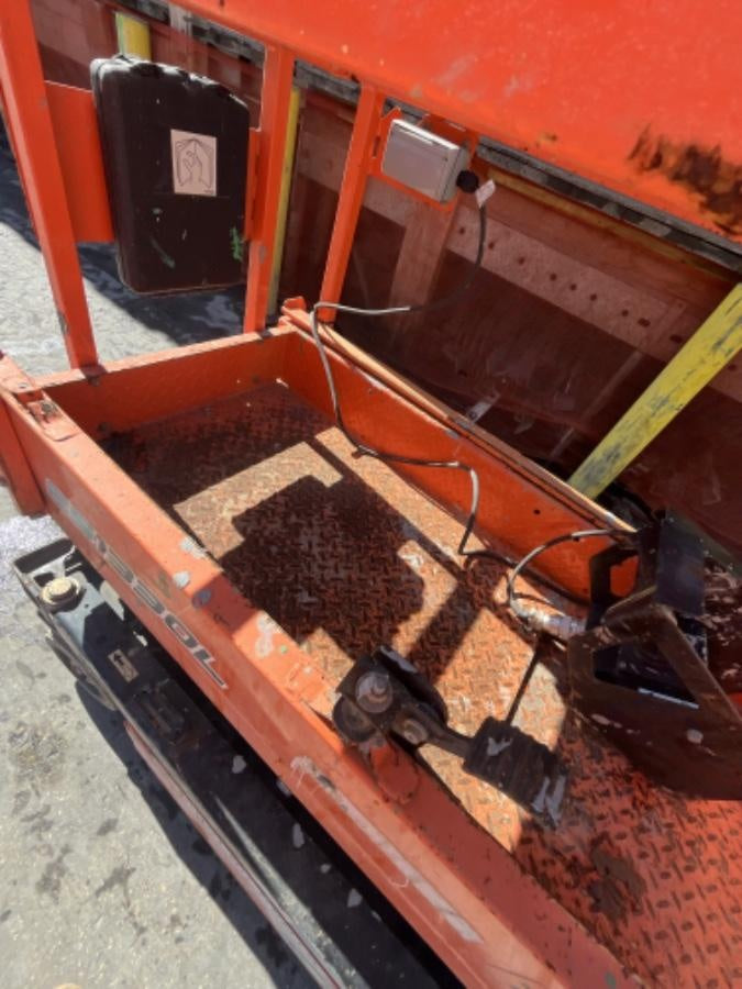 2021 JLG ES1330L