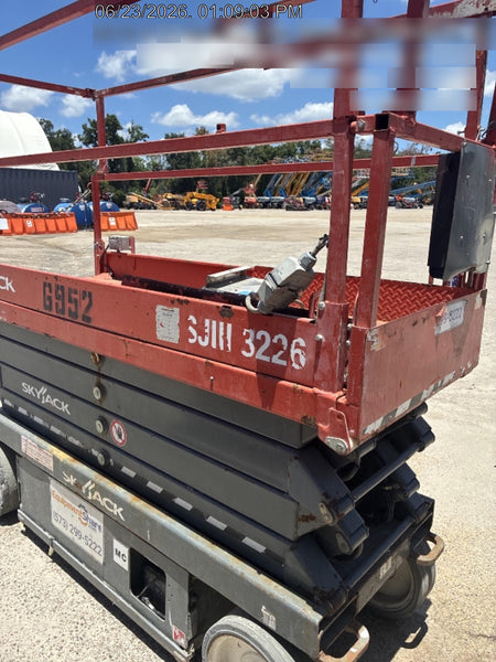 2018 Skyjack SJIII-3226 Skyjack SJIII3226 Scissor Lift w/Trojan Batteries