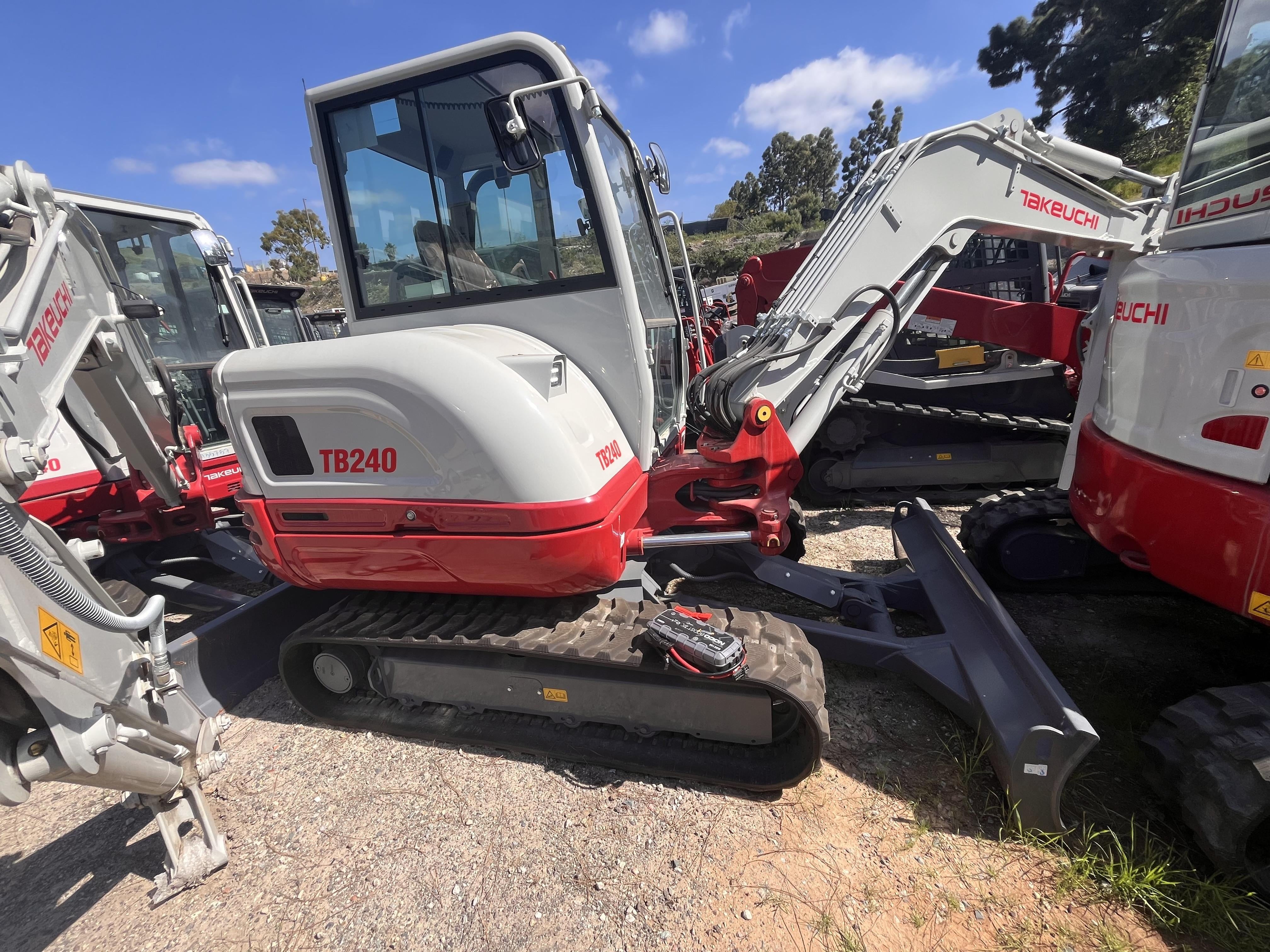 2024 TAKEUCHI TB240-CR