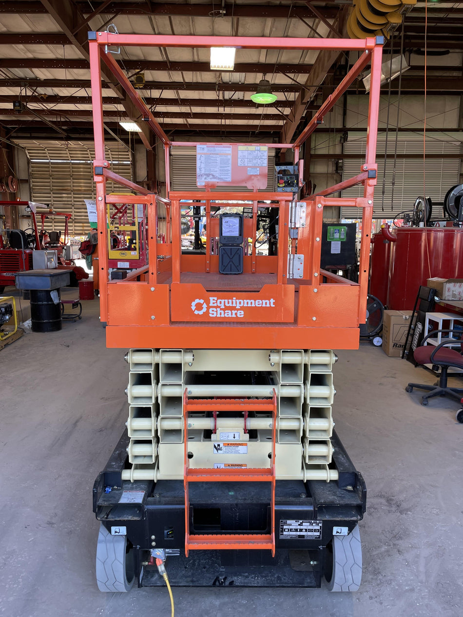 2022 JLG ES3246