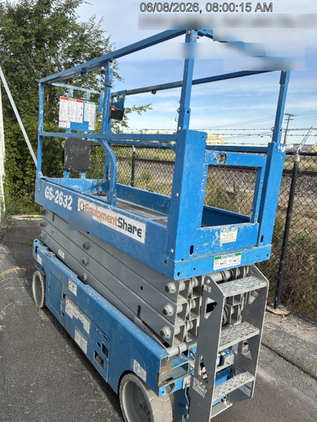 2019 Genie GS-2632 Folding rails with half height swing gate