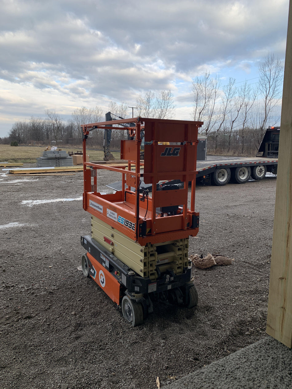 2021 JLG ES1932