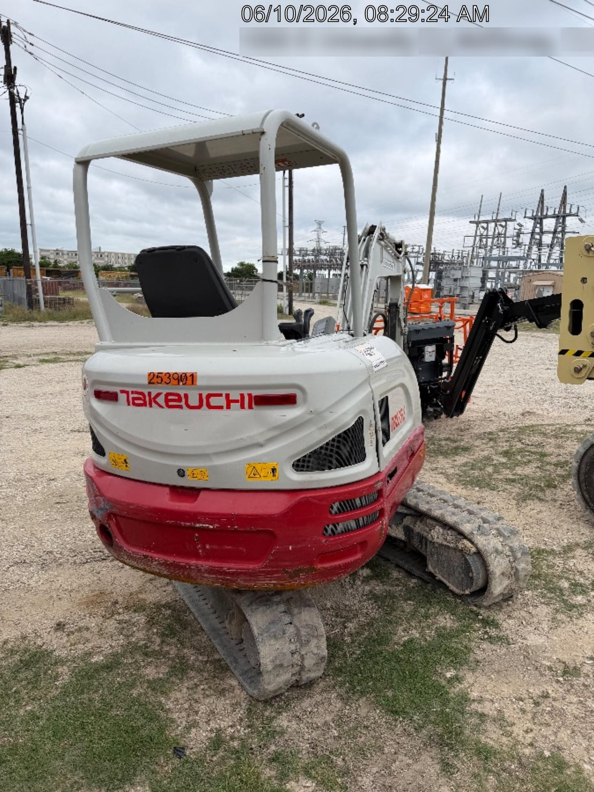 2022 TAKEUCHI TB235-2R