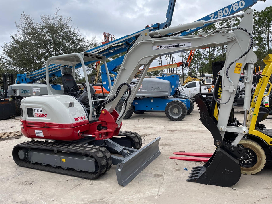 2022 TAKEUCHI TB250-2R
