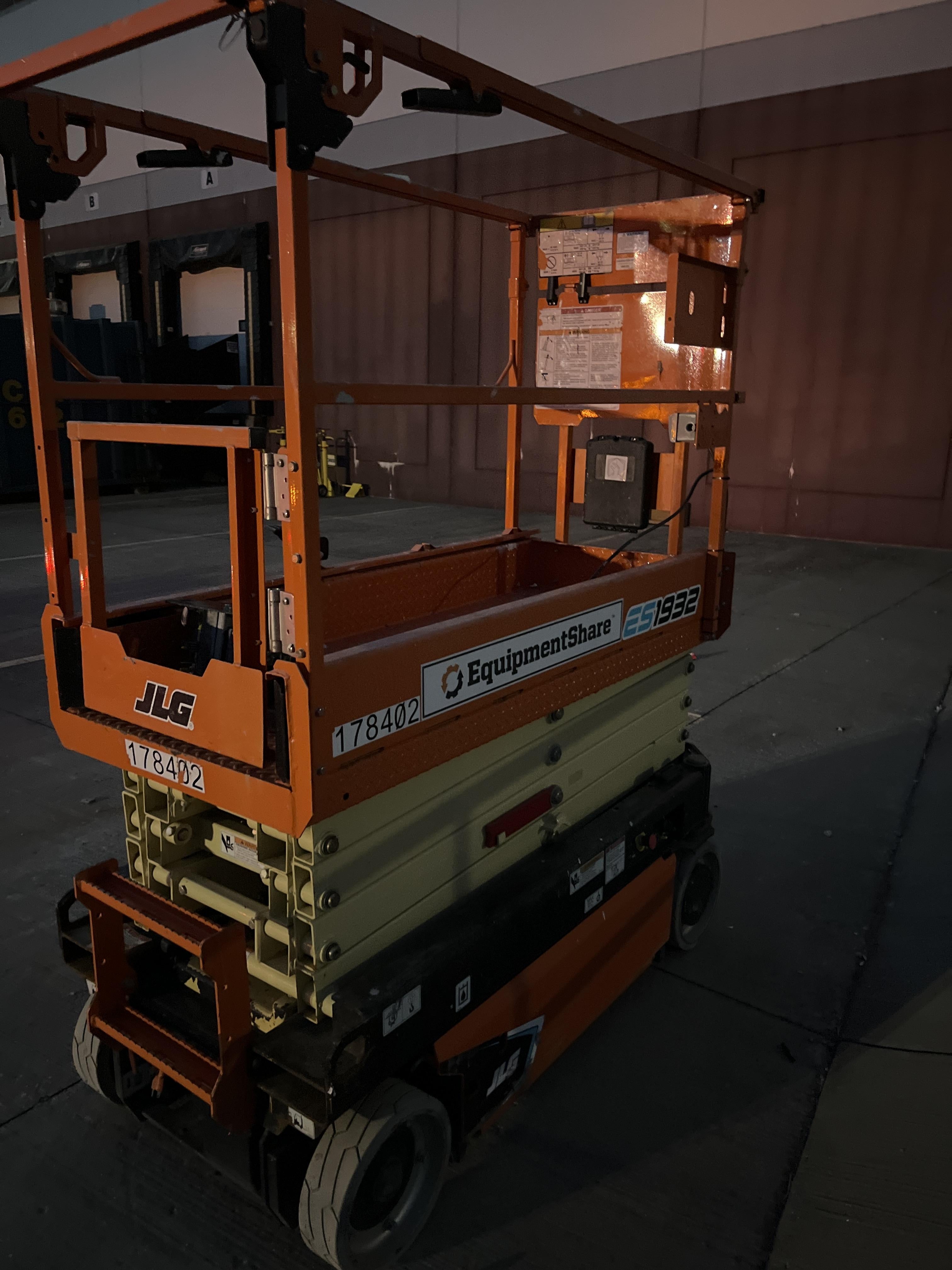 2021 JLG ES1932