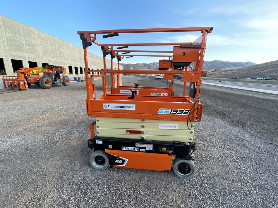 2022 JLG ES1932