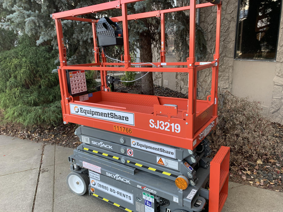 2020 Skyjack SJIII-3219 Solid NM Tires, Half height spring hinged entry gate, Dual Beacons, 800W Inverter