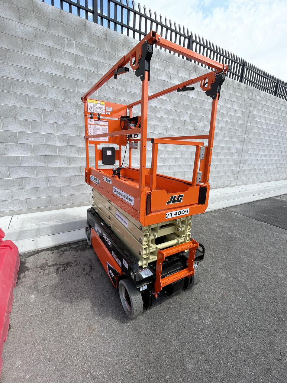 2022 JLG ES1932
