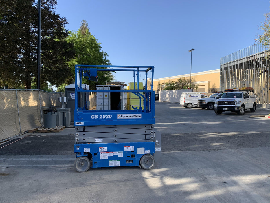 2020 Genie GS-1930 Solid Non Marking Tires, Beacon, Folding rails with half height swing gate, 800W Inverter