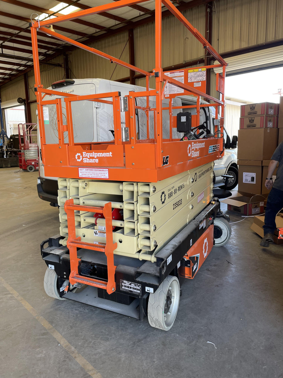 2022 JLG ES3246