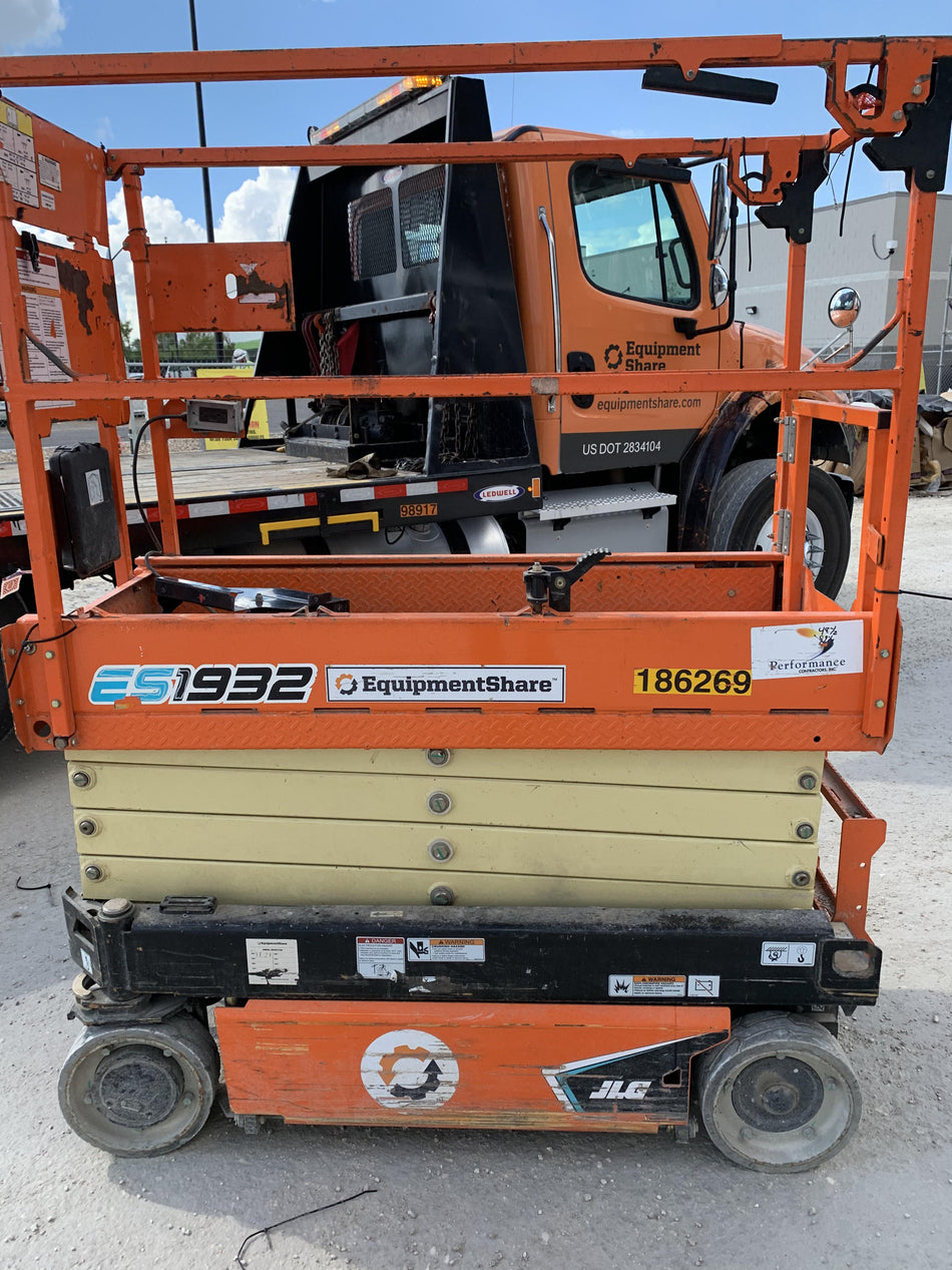 2021 JLG ES1932