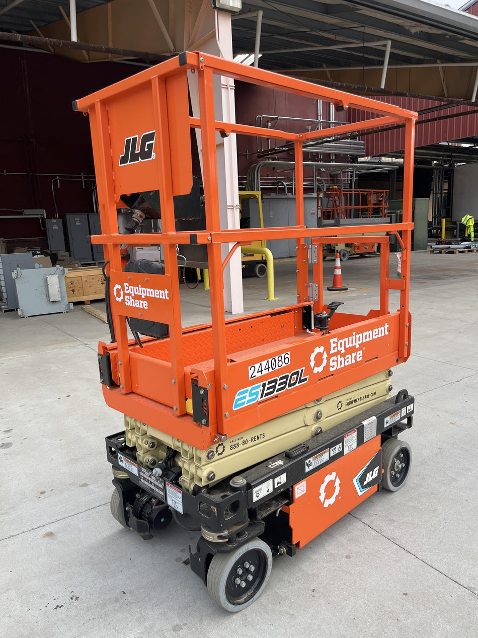 2022 JLG ES1330L