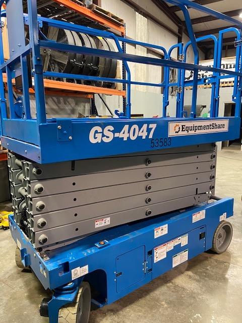 2019 Genie GS-4047 Folding rails with half height swing gate