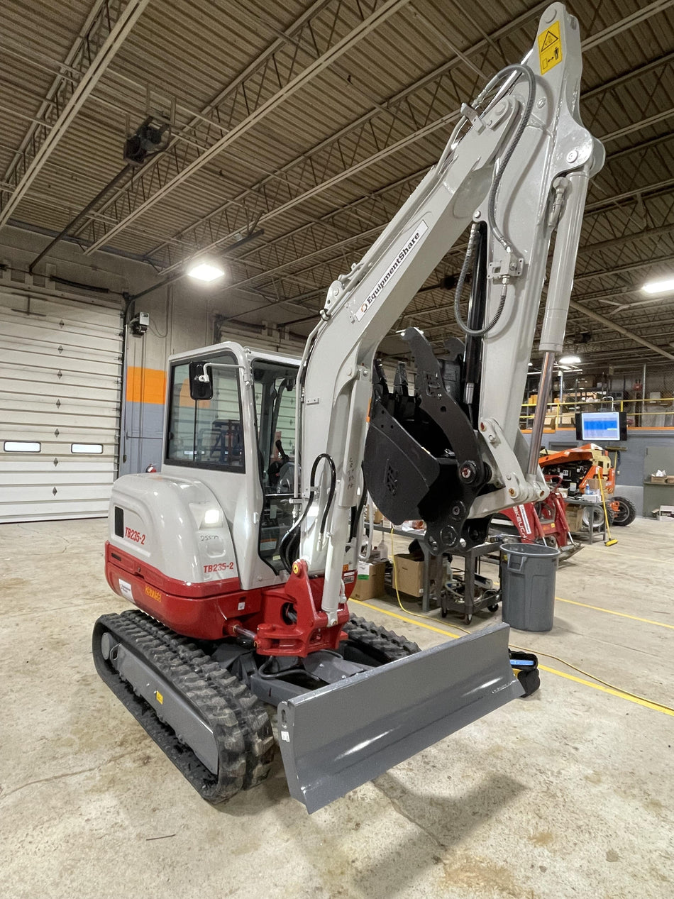 2022 TAKEUCHI TB235-2CR