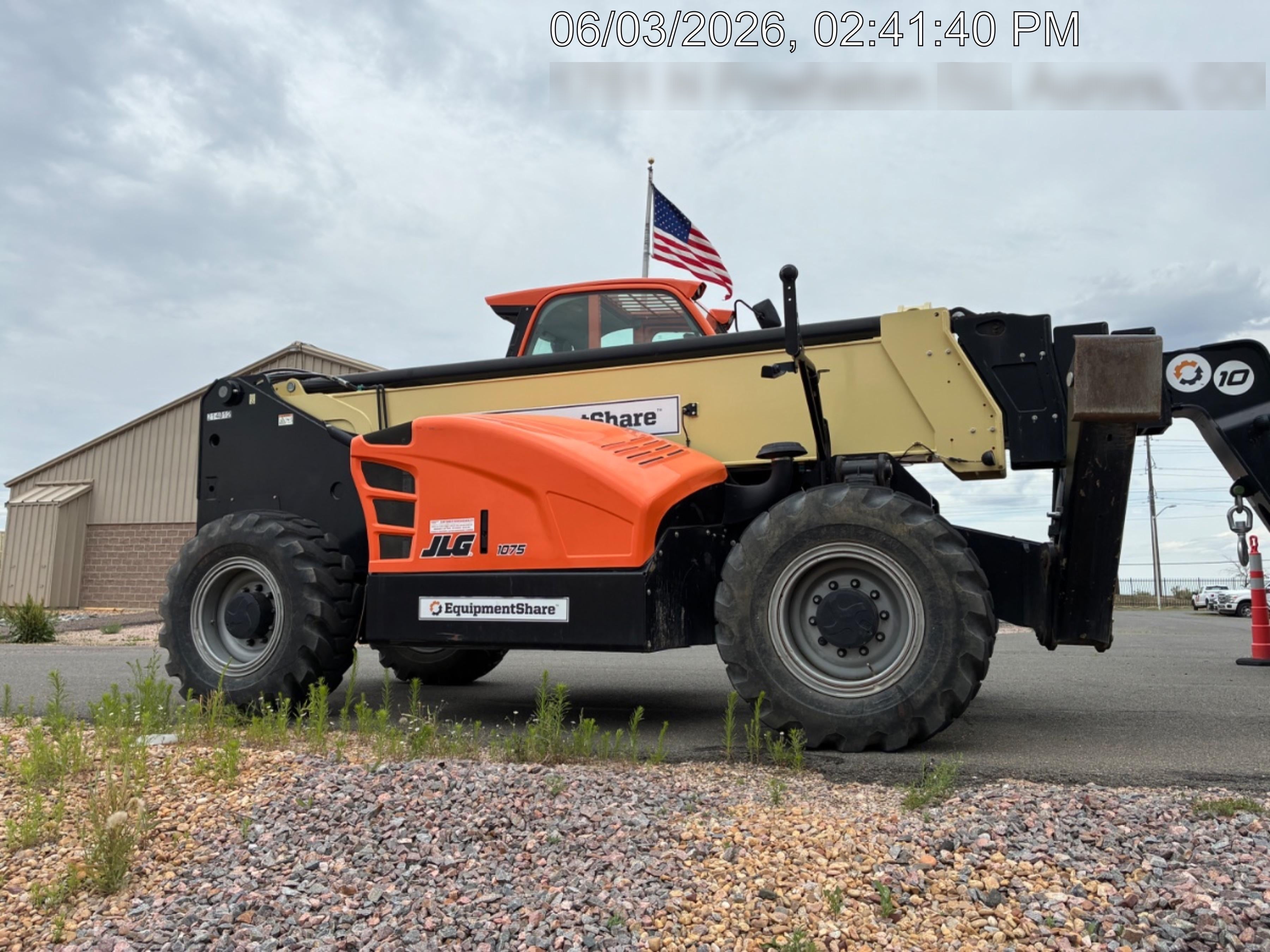 2022 JLG 1075