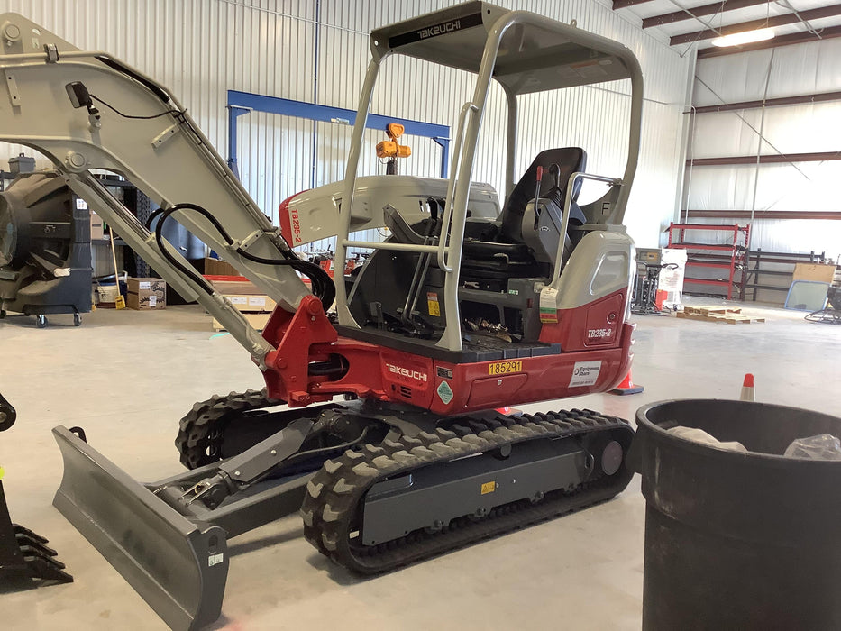 2021 TAKEUCHI TB235-2R