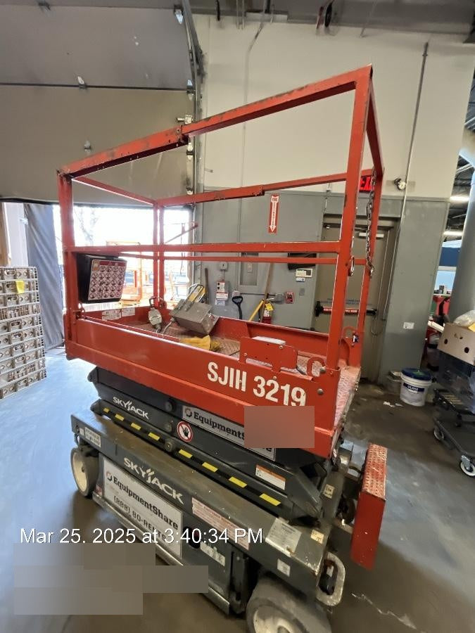 2019 Skyjack SJIII-3219 Solid NM Tires, Half height spring hinged entry gate, Dual Beacons, 800W Inverter