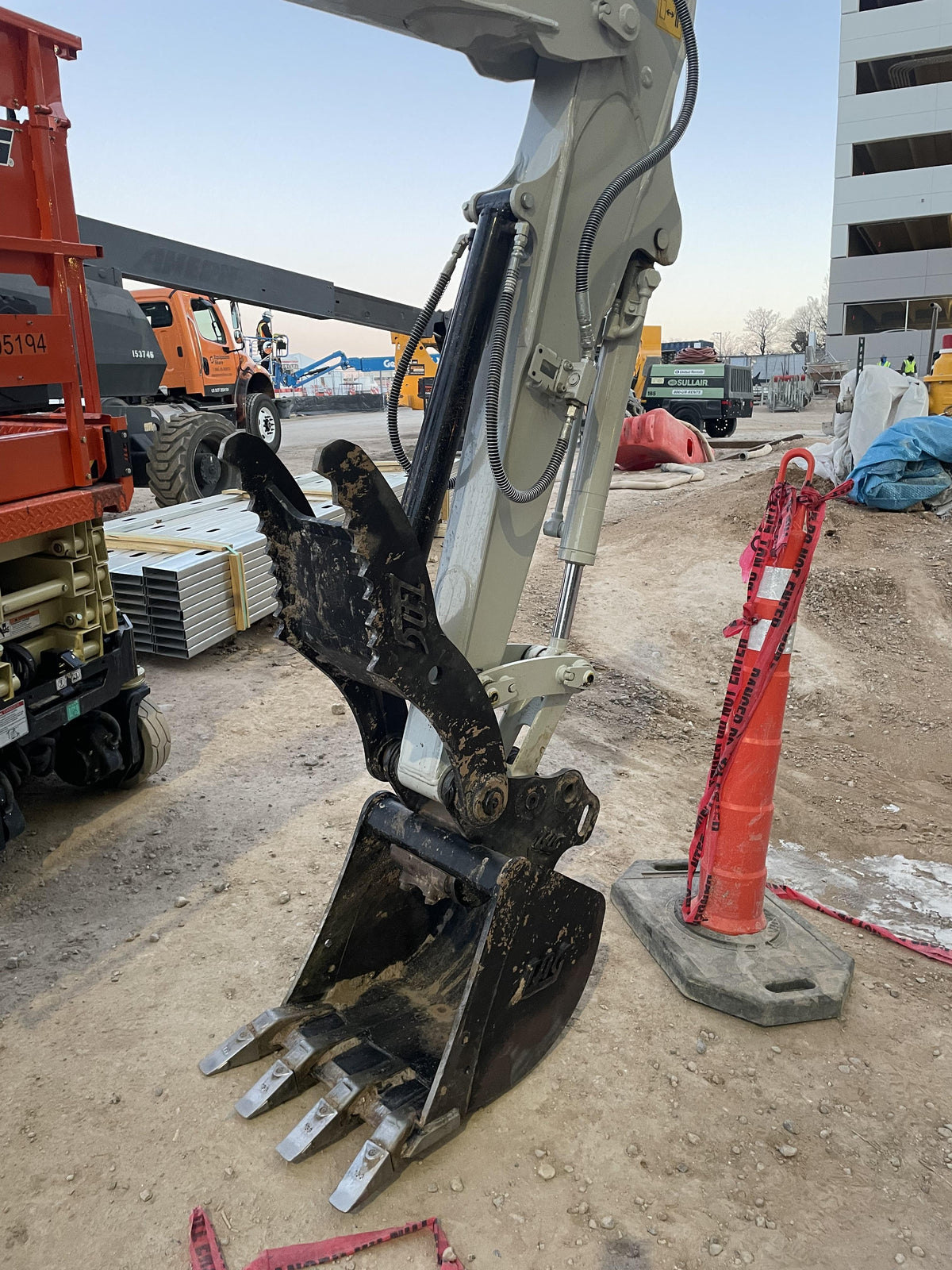 2022 TAKEUCHI TB235-2R
